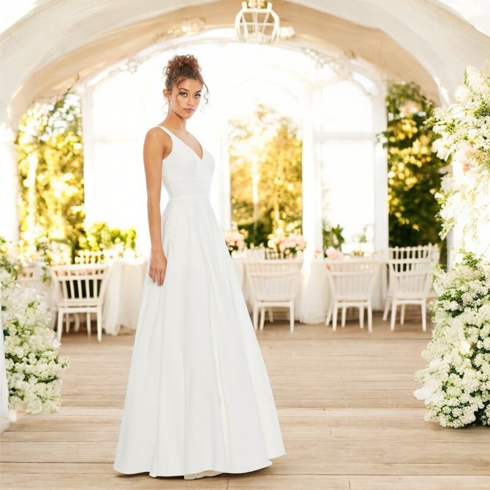 Mac Duggal White A-Line Gown With Pockets  Size 6 Sleeveless V-Neck Bridal Gown - Picture 11 of 12
